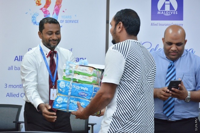ޖެނުއަރީ 31، 2016: އެލައިޑް އިންޝުއަރެންސް ކުންފުންޏަށް 31 އަހަރު ފުރުނު އަހަރީ ދުވަސް ކަމަށްވާ ޖެނުއަރީ 30 ވަނަ ދުވަހު ރާއްޖޭގައި އުފަންވި ހުރިހާ ކުދިންނަށް އެ ކުންފުނިން އިންޝްއަރެންސް ޕްލޭނެއް ހަދިޔާ ކުރުމަށް ބޭއްވި ހަފްލާގެ ތެރެއިން -- ސަން ފޮޓޯ/ފަޔާޒު މޫސާ