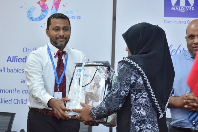 ޖެނުއަރީ 31، 2016: އެލައިޑް އިންޝުއަރެންސް ކުންފުންޏަށް 31 އަހަރު ފުރުނު އަހަރީ ދުވަސް ކަމަށްވާ ޖެނުއަރީ 30 ވަނަ ދުވަހު ރާއްޖޭގައި އުފަންވި ހުރިހާ ކުދިންނަށް އެ ކުންފުނިން އިންޝްއަރެންސް ޕްލޭނެއް ހަދިޔާ ކުރުމަށް ބޭއްވި ހަފްލާގެ ތެރެއިން -- ސަން ފޮޓޯ/ފަޔާޒު މޫސާ