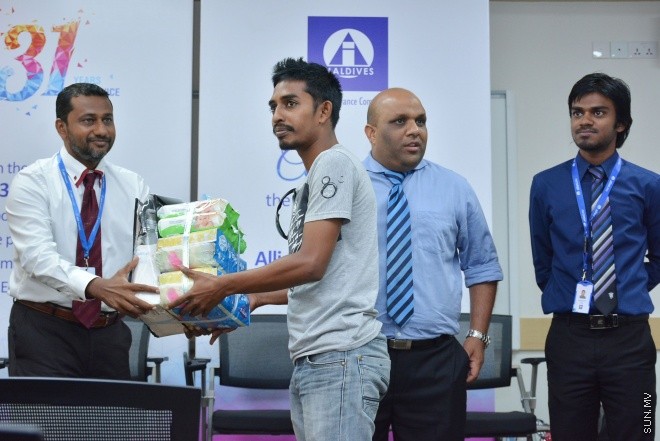 ޖެނުއަރީ 31، 2016: އެލައިޑް އިންޝުއަރެންސް ކުންފުންޏަށް 31 އަހަރު ފުރުނު އަހަރީ ދުވަސް ކަމަށްވާ ޖެނުއަރީ 30 ވަނަ ދުވަހު ރާއްޖޭގައި އުފަންވި ހުރިހާ ކުދިންނަށް އެ ކުންފުނިން އިންޝްއަރެންސް ޕްލޭނެއް ހަދިޔާ ކުރުމަށް ބޭއްވި ހަފްލާގެ ތެރެއިން -- ސަން ފޮޓޯ/ފަޔާޒު މޫސާ