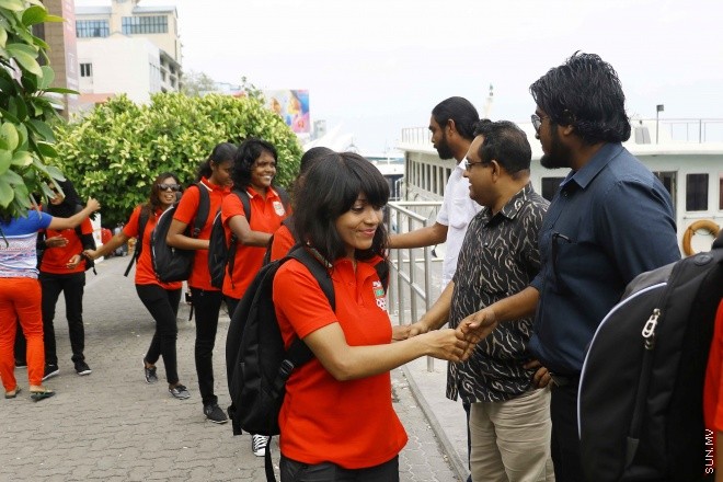 ފެބްރުއަރީ 2، 2016: ސައުތު އޭޝިއަން ގޭމްސްގައި ވާދަ ކުރާ ރާއްޖޭގެ ގައުމީ އަންހެން ފުޓްބޯޅަ ޓީމު ފުރުން -- ސަން ފޮޓޯ/ފަޔާޒު މޫސާ
