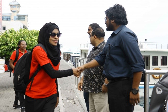 ފެބްރުއަރީ 2، 2016: ސައުތު އޭޝިއަން ގޭމްސްގައި ވާދަ ކުރާ ރާއްޖޭގެ ގައުމީ އަންހެން ފުޓްބޯޅަ ޓީމު ފުރުން -- ސަން ފޮޓޯ/ފަޔާޒު މޫސާ
