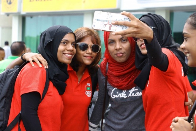 ފެބްރުއަރީ 2، 2016: ސައުތު އޭޝިއަން ގޭމްސްގައި ވާދަ ކުރާ ރާއްޖޭގެ ގައުމީ އަންހެން ފުޓްބޯޅަ ޓީމު ފުރުން -- ސަން ފޮޓޯ/ފަޔާޒު މޫސާ