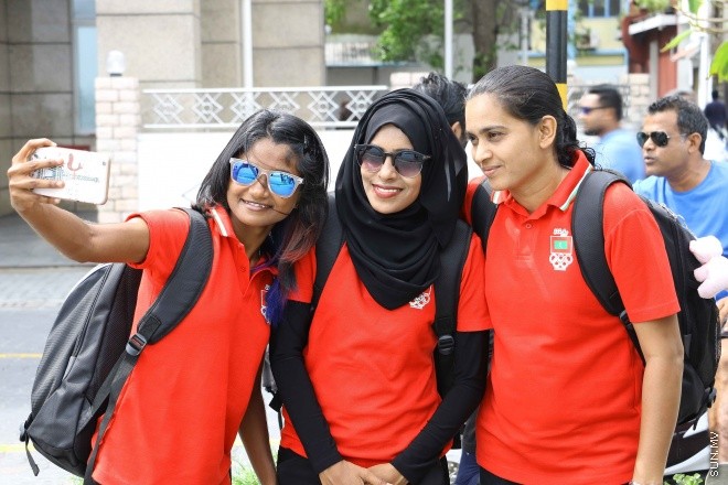 ފެބްރުއަރީ 2، 2016: ސައުތު އޭޝިއަން ގޭމްސްގައި ވާދަ ކުރާ ރާއްޖޭގެ ގައުމީ އަންހެން ފުޓްބޯޅަ ޓީމު ފުރުން -- ސަން ފޮޓޯ/ފަޔާޒު މޫސާ