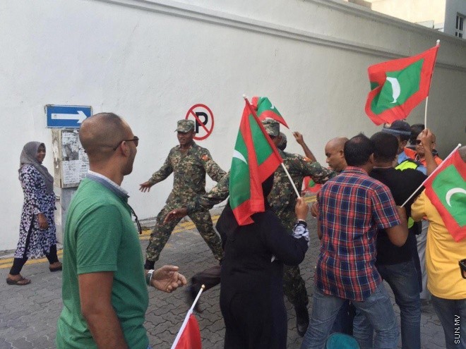 ފެބްރުއަރީ 5، 2016: ކޮރަޕްޝަނާ ދެކޮޅަށް އެމްޑީޕީން އިސްނަގައިގެން ކުރިއަށް ގެންދިޔަ އެއްވުމުގެ ތެރެއިން -- ސަން ފޮޓޯ/ހުސެން ހަސަން