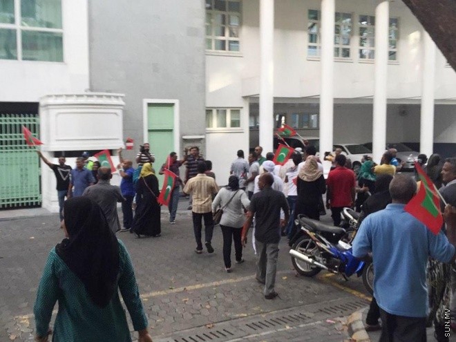 ފެބްރުއަރީ 5، 2016: ކޮރަޕްޝަނާ ދެކޮޅަށް އެމްޑީޕީން އިސްނަގައިގެން ކުރިއަށް ގެންދިޔަ އެއްވުމުގެ ތެރެއިން -- ސަން ފޮޓޯ/ހުސެން ހަސަން