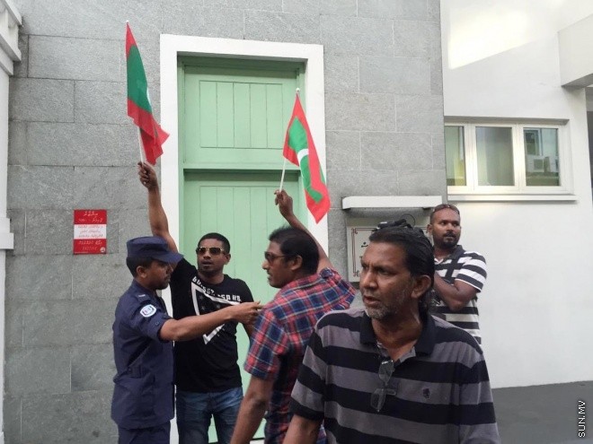ފެބްރުއަރީ 5، 2016: ކޮރަޕްޝަނާ ދެކޮޅަށް އެމްޑީޕީން އިސްނަގައިގެން ކުރިއަށް ގެންދިޔަ އެއްވުމުގެ ތެރެއިން -- ސަން ފޮޓޯ/ހުސެން ހަސަން