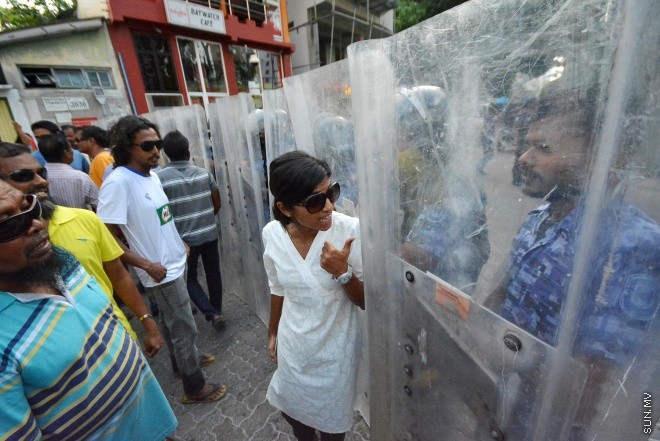 ފެބްރުއަރީ 5، 2016: ކޮރަޕްޝަނާ ދެކޮޅަށް އެމްޑީޕީން އިސްނަގައިގެން ކުރިއަށް ގެންދިޔަ އެއްވުމުގެ ތެރެއިން -- ސަން ފޮޓޯ/ފަޔާޒު މޫސާ