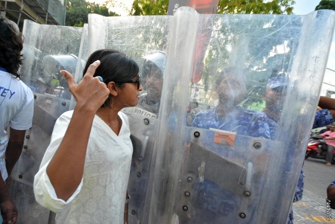 ފެބްރުއަރީ 5، 2016: ކޮރަޕްޝަނާ ދެކޮޅަށް އެމްޑީޕީން އިސްނަގައިގެން ކުރިއަށް ގެންދިޔަ އެއްވުމުގެ ތެރެއިން -- ސަން ފޮޓޯ/ފަޔާޒު މޫސާ