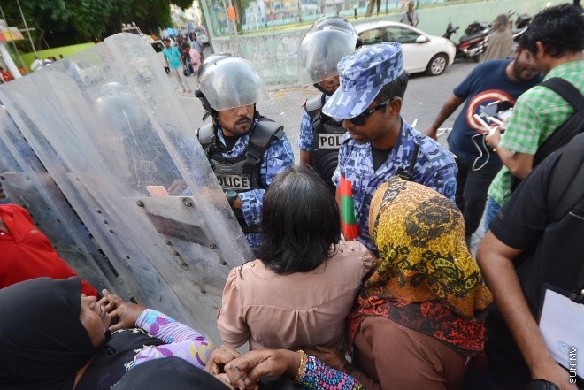 ފެބްރުއަރީ 5، 2016: ކޮރަޕްޝަނާ ދެކޮޅަށް އެމްޑީޕީން އިސްނަގައިގެން ކުރިއަށް ގެންދިޔަ އެއްވުމުގެ ތެރެއިން -- ސަން ފޮޓޯ/ފަޔާޒު މޫސާ