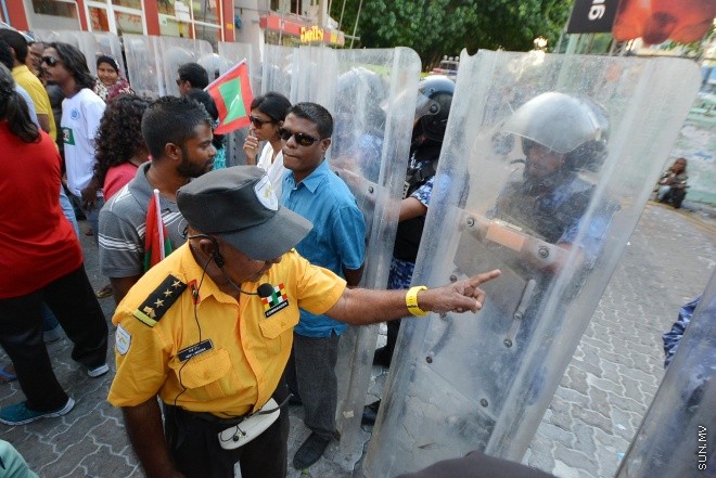 ފެބްރުއަރީ 5، 2016: ކޮރަޕްޝަނާ ދެކޮޅަށް އެމްޑީޕީން އިސްނަގައިގެން ކުރިއަށް ގެންދިޔަ އެއްވުމުގެ ތެރެއިން -- ސަން ފޮޓޯ/ފަޔާޒު މޫސާ