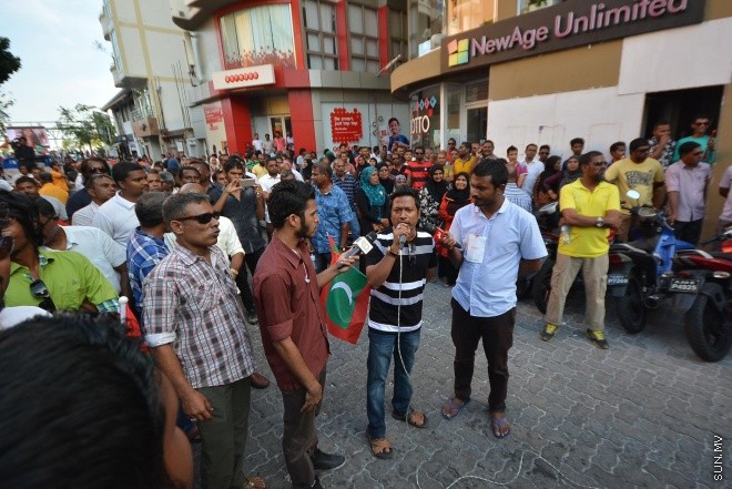 ފެބްރުއަރީ 5، 2016: ކޮރަޕްޝަނާ ދެކޮޅަށް އެމްޑީޕީން އިސްނަގައިގެން ކުރިއަށް ގެންދިޔަ އެއްވުމުގެ ތެރެއިން -- ސަން ފޮޓޯ/ފަޔާޒު މޫސާ