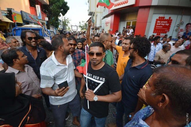 ފެބްރުއަރީ 5، 2016: ކޮރަޕްޝަނާ ދެކޮޅަށް އެމްޑީޕީން އިސްނަގައިގެން ކުރިއަށް ގެންދިޔަ އެއްވުމުގެ ތެރެއިން -- ސަން ފޮޓޯ/ފަޔާޒު މޫސާ