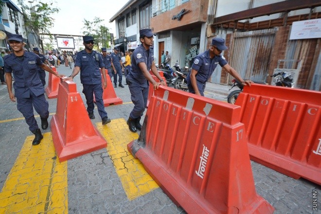 ފެބްރުއަރީ 5، 2016: ކޮރަޕްޝަނާ ދެކޮޅަށް އެމްޑީޕީން އިސްނަގައިގެން ކުރިއަށް ގެންދިޔަ އެއްވުމުގެ ތެރެއިން -- ސަން ފޮޓޯ/ފަޔާޒު މޫސާ