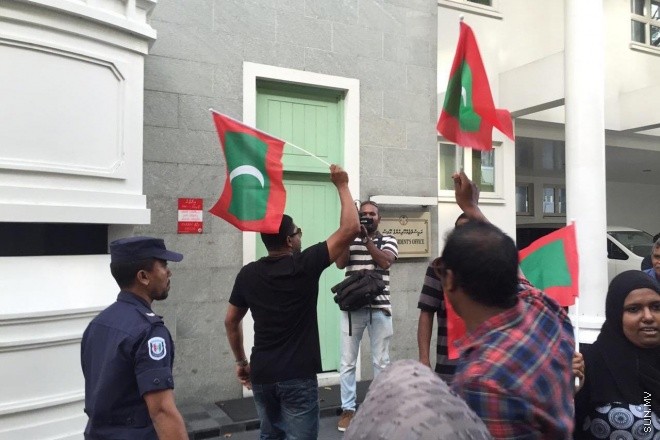 ފެބްރުއަރީ 5، 2016: ކޮރަޕްޝަނާ ދެކޮޅަށް އެމްޑީޕީން އިސްނަގައިގެން ކުރިއަށް ގެންދިޔަ އެއްވުމުގެ ތެރެއިން -- ސަން ފޮޓޯ/ހުސެން ހަސަން