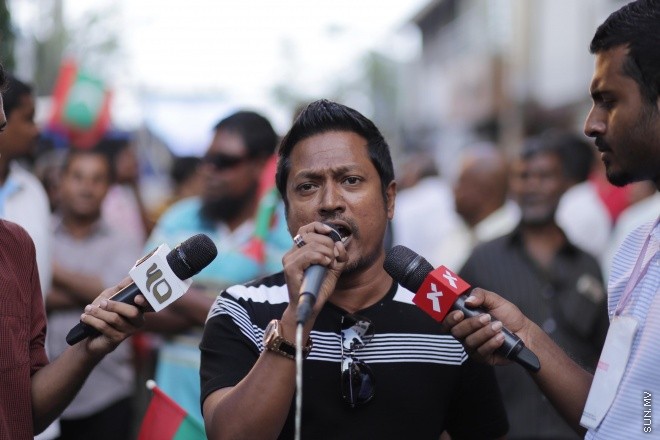 ފެބްރުއަރީ 5، 2016: ކޮރަޕްޝަނާ ދެކޮޅަށް އެމްޑީޕީން އިސްނަގައިގެން ކުރިއަށް ގެންދިޔަ އެއްވުމުގެ ތެރެއިން -- ސަން ފޮޓޯ/ފަޔާޒު މޫސާ