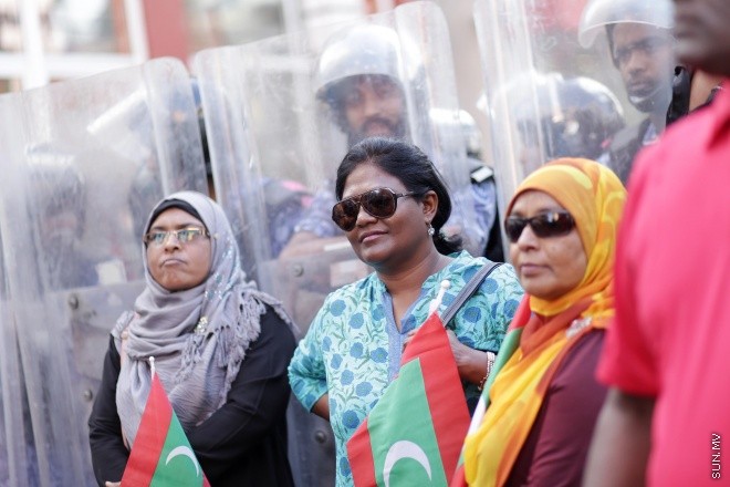 ފެބްރުއަރީ 5، 2016: ކޮރަޕްޝަނާ ދެކޮޅަށް އެމްޑީޕީން އިސްނަގައިގެން ކުރިއަށް ގެންދިޔަ އެއްވުމުގެ ތެރެއިން -- ސަން ފޮޓޯ/ފަޔާޒު މޫސާ
