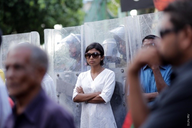 ފެބްރުއަރީ 5، 2016: ކޮރަޕްޝަނާ ދެކޮޅަށް އެމްޑީޕީން އިސްނަގައިގެން ކުރިއަށް ގެންދިޔަ އެއްވުމުގެ ތެރެއިން -- ސަން ފޮޓޯ/ފަޔާޒު މޫސާ