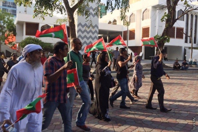 ފެބްރުއަރީ 5، 2016: ކޮރަޕްޝަނާ ދެކޮޅަށް އެމްޑީޕީން އިސްނަގައިގެން ކުރިއަށް ގެންދިޔަ އެއްވުމުގެ ތެރެއިން -- ސަން ފޮޓޯ/ހުސެން ހަސަން