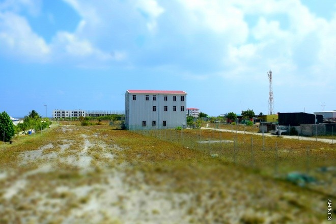 ސަރުކާރުން އިނގިރޭސިވިލާތުގެ ގްލޯބަލް ޕްރޮޖެކްޓްސް ޑިވެލޮޕްމަންޓް (ޖީޕީޑީ) އަށް ތަރައްގީ ކުރުމަށް   ކޮންސެޝަން އެގްރީމެންޓުގެ ދަށުން ދޫކޮށްފައިވާ ގުޅީފަޅު ފުލުހުންގެ އެހީތެރިކަމާ އެކު ސަރުކާރުގެ ބެލުމުގެ ދަށަށް ގެންދިޔުން ---- ސަން ފޮޓޯ: އަހްމަދު އާޒިފް