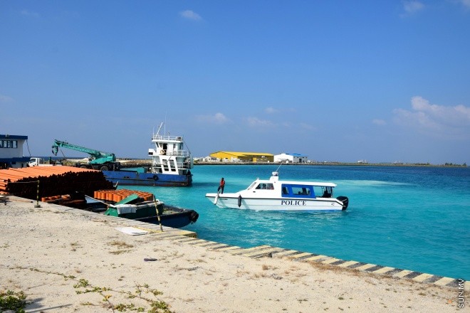 ސަރުކާރުން އިނގިރޭސިވިލާތުގެ ގްލޯބަލް ޕްރޮޖެކްޓްސް ޑިވެލޮޕްމަންޓް (ޖީޕީޑީ) އަށް ތަރައްގީ ކުރުމަށް   ކޮންސެޝަން އެގްރީމެންޓުގެ ދަށުން ދޫކޮށްފައިވާ ގުޅީފަޅު ފުލުހުންގެ އެހީތެރިކަމާ އެކު ސަރުކާރުގެ ބެލުމުގެ ދަށަށް ގެންދިޔުން ---- ސަން ފޮޓޯ: އަހްމަދު އާޒިފް
