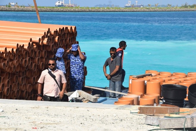 ސަރުކާރުން އިނގިރޭސިވިލާތުގެ ގްލޯބަލް ޕްރޮޖެކްޓްސް ޑިވެލޮޕްމަންޓް (ޖީޕީޑީ) އަށް ތަރައްގީ ކުރުމަށް   ކޮންސެޝަން އެގްރީމެންޓުގެ ދަށުން ދޫކޮށްފައިވާ ގުޅީފަޅު ފުލުހުންގެ އެހީތެރިކަމާ އެކު ސަރުކާރުގެ ބެލުމުގެ ދަށަށް ގެންދިޔުން ---- ސަން ފޮޓޯ: އަހްމަދު އާޒިފް