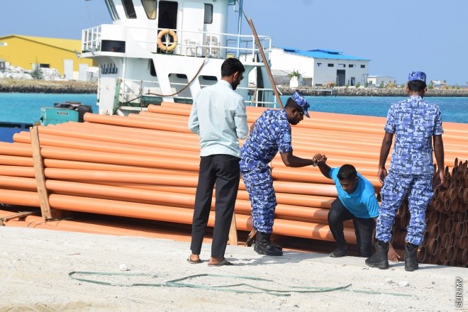ސަރުކާރުން އިނގިރޭސިވިލާތުގެ ގްލޯބަލް ޕްރޮޖެކްޓްސް ޑިވެލޮޕްމަންޓް (ޖީޕީޑީ) އަށް ތަރައްގީ ކުރުމަށް   ކޮންސެޝަން އެގްރީމެންޓުގެ ދަށުން ދޫކޮށްފައިވާ ގުޅީފަޅު ފުލުހުންގެ އެހީތެރިކަމާ އެކު ސަރުކާރުގެ ބެލުމުގެ ދަށަށް ގެންދިޔުން ---- ސަން ފޮޓޯ: އަހްމަދު އާޒިފް