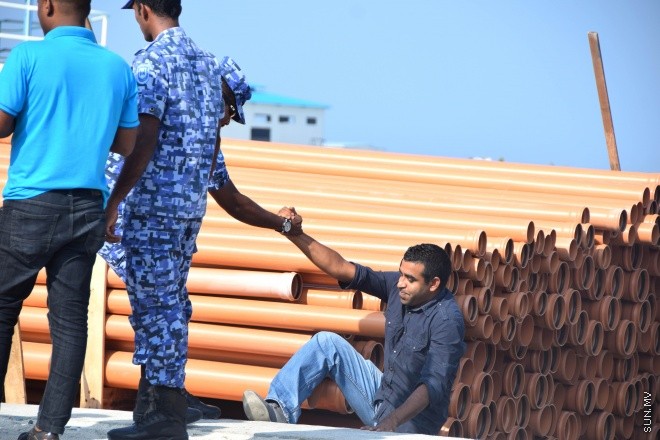 ސަރުކާރުން އިނގިރޭސިވިލާތުގެ ގްލޯބަލް ޕްރޮޖެކްޓްސް ޑިވެލޮޕްމަންޓް (ޖީޕީޑީ) އަށް ތަރައްގީ ކުރުމަށް   ކޮންސެޝަން އެގްރީމެންޓުގެ ދަށުން ދޫކޮށްފައިވާ ގުޅީފަޅު ފުލުހުންގެ އެހީތެރިކަމާ އެކު ސަރުކާރުގެ ބެލުމުގެ ދަށަށް ގެންދިޔުން ---- ސަން ފޮޓޯ: އަހްމަދު އާޒިފް