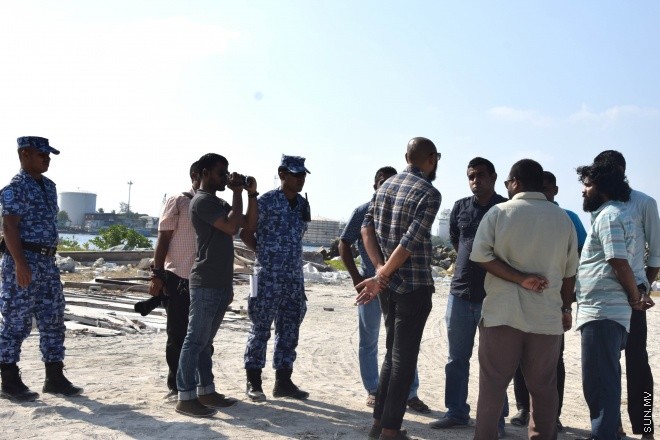 ސަރުކާރުން އިނގިރޭސިވިލާތުގެ ގްލޯބަލް ޕްރޮޖެކްޓްސް ޑިވެލޮޕްމަންޓް (ޖީޕީޑީ) އަށް ތަރައްގީ ކުރުމަށް   ކޮންސެޝަން އެގްރީމެންޓުގެ ދަށުން ދޫކޮށްފައިވާ ގުޅީފަޅު ފުލުހުންގެ އެހީތެރިކަމާ އެކު ސަރުކާރުގެ ބެލުމުގެ ދަށަށް ގެންދިޔުން ---- ސަން ފޮޓޯ: އަހްމަދު އާޒިފް