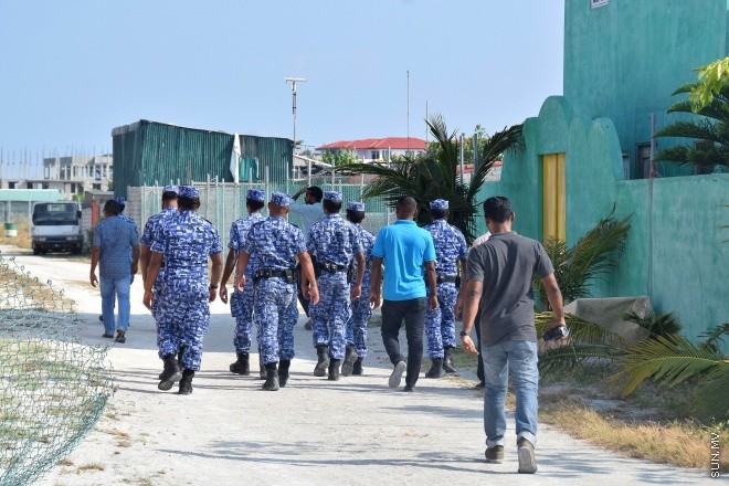 ސަރުކާރުން އިނގިރޭސިވިލާތުގެ ގްލޯބަލް ޕްރޮޖެކްޓްސް ޑިވެލޮޕްމަންޓް (ޖީޕީޑީ) އަށް ތަރައްގީ ކުރުމަށް   ކޮންސެޝަން އެގްރީމެންޓުގެ ދަށުން ދޫކޮށްފައިވާ ގުޅީފަޅު ފުލުހުންގެ އެހީތެރިކަމާ އެކު ސަރުކާރުގެ ބެލުމުގެ ދަށަށް ގެންދިޔުން ---- ސަން ފޮޓޯ: އަހްމަދު އާޒިފް