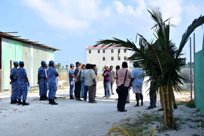 ސަރުކާރުން އިނގިރޭސިވިލާތުގެ ގްލޯބަލް ޕްރޮޖެކްޓްސް ޑިވެލޮޕްމަންޓް (ޖީޕީޑީ) އަށް ތަރައްގީ ކުރުމަށް   ކޮންސެޝަން އެގްރީމެންޓުގެ ދަށުން ދޫކޮށްފައިވާ ގުޅީފަޅު ފުލުހުންގެ އެހީތެރިކަމާ އެކު ސަރުކާރުގެ ބެލުމުގެ ދަށަށް ގެންދިޔުން ---- ސަން ފޮޓޯ: އަހްމަދު އާޒިފް