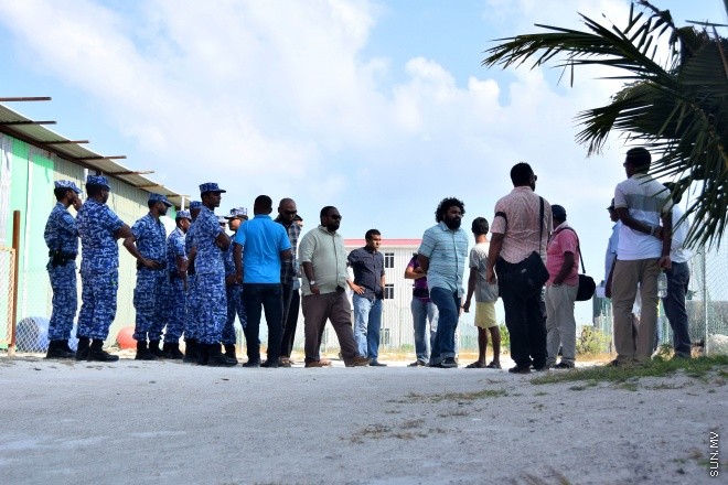 ސަރުކާރުން އިނގިރޭސިވިލާތުގެ ގްލޯބަލް ޕްރޮޖެކްޓްސް ޑިވެލޮޕްމަންޓް (ޖީޕީޑީ) އަށް ތަރައްގީ ކުރުމަށް   ކޮންސެޝަން އެގްރީމެންޓުގެ ދަށުން ދޫކޮށްފައިވާ ގުޅީފަޅު ފުލުހުންގެ އެހީތެރިކަމާ އެކު ސަރުކާރުގެ ބެލުމުގެ ދަށަށް ގެންދިޔުން ---- ސަން ފޮޓޯ: އަހްމަދު އާޒިފް