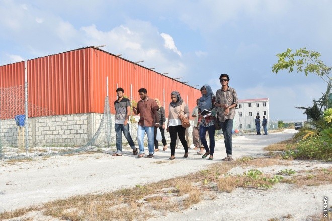 ސަރުކާރުން އިނގިރޭސިވިލާތުގެ ގްލޯބަލް ޕްރޮޖެކްޓްސް ޑިވެލޮޕްމަންޓް (ޖީޕީޑީ) އަށް ތަރައްގީ ކުރުމަށް   ކޮންސެޝަން އެގްރީމެންޓުގެ ދަށުން ދޫކޮށްފައިވާ ގުޅީފަޅު ފުލުހުންގެ އެހީތެރިކަމާ އެކު ސަރުކާރުގެ ބެލުމުގެ ދަށަށް ގެންދިޔުން ---- ސަން ފޮޓޯ: އަހްމަދު އާޒިފް