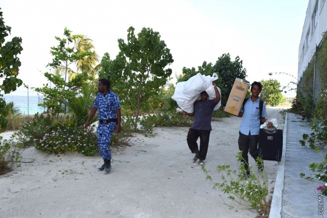 ސަރުކާރުން އިނގިރޭސިވިލާތުގެ ގްލޯބަލް ޕްރޮޖެކްޓްސް ޑިވެލޮޕްމަންޓް (ޖީޕީޑީ) އަށް ތަރައްގީ ކުރުމަށް   ކޮންސެޝަން އެގްރީމެންޓުގެ ދަށުން ދޫކޮށްފައިވާ ގުޅީފަޅު ފުލުހުންގެ އެހީތެރިކަމާ އެކު ސަރުކާރުގެ ބެލުމުގެ ދަށަށް ގެންދިޔުން ---- ސަން ފޮޓޯ: އަހްމަދު އާޒިފް