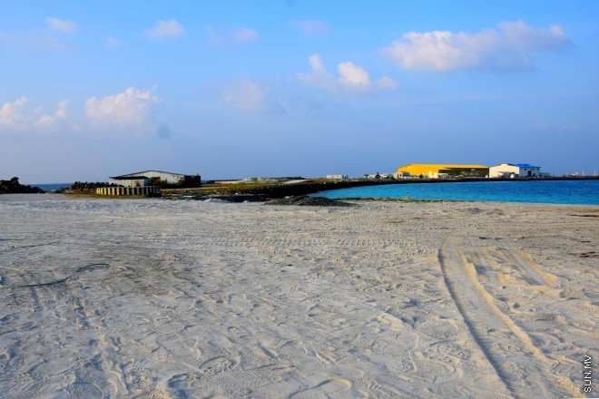 ސަރުކާރުން އިނގިރޭސިވިލާތުގެ ގްލޯބަލް ޕްރޮޖެކްޓްސް ޑިވެލޮޕްމަންޓް (ޖީޕީޑީ) އަށް ތަރައްގީ ކުރުމަށް   ކޮންސެޝަން އެގްރީމެންޓުގެ ދަށުން ދޫކޮށްފައިވާ ގުޅީފަޅު ފުލުހުންގެ އެހީތެރިކަމާ އެކު ސަރުކާރުގެ ބެލުމުގެ ދަށަށް ގެންދިޔުން ---- ސަން ފޮޓޯ: އަހްމަދު އާޒިފް