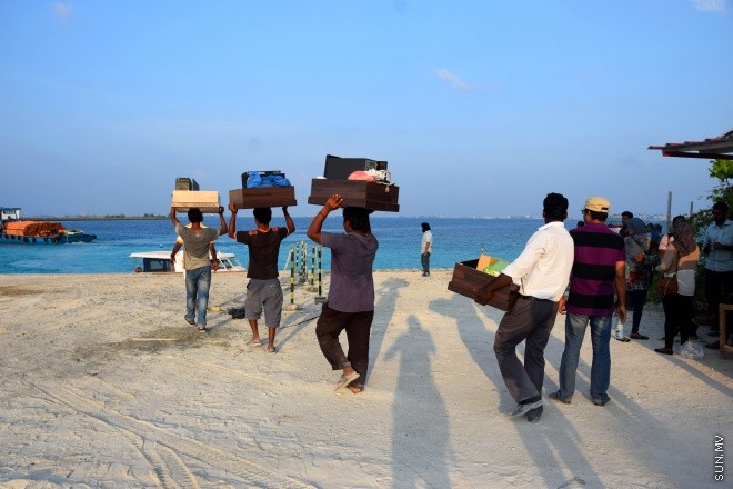 ސަރުކާރުން އިނގިރޭސިވިލާތުގެ ގްލޯބަލް ޕްރޮޖެކްޓްސް ޑިވެލޮޕްމަންޓް (ޖީޕީޑީ) އަށް ތަރައްގީ ކުރުމަށް   ކޮންސެޝަން އެގްރީމެންޓުގެ ދަށުން ދޫކޮށްފައިވާ ގުޅީފަޅު ފުލުހުންގެ އެހީތެރިކަމާ އެކު ސަރުކާރުގެ ބެލުމުގެ ދަށަށް ގެންދިޔުން ---- ސަން ފޮޓޯ: އަހްމަދު އާޒިފް
