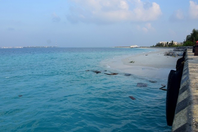ސަރުކާރުން އިނގިރޭސިވިލާތުގެ ގްލޯބަލް ޕްރޮޖެކްޓްސް ޑިވެލޮޕްމަންޓް (ޖީޕީޑީ) އަށް ތަރައްގީ ކުރުމަށް   ކޮންސެޝަން އެގްރީމެންޓުގެ ދަށުން ދޫކޮށްފައިވާ ގުޅީފަޅު ފުލުހުންގެ އެހީތެރިކަމާ އެކު ސަރުކާރުގެ ބެލުމުގެ ދަށަށް ގެންދިޔުން ---- ސަން ފޮޓޯ: އަހްމަދު އާޒިފް