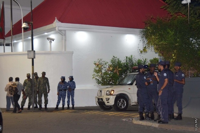 ފެބްރުއަރީ 16، 2016: އަދާލަތު ޕާޓީގެ ރައީސް ޝައިހު އިމްރާން އަބްދުﷲގެ މައްޗަށް ދައުލަތުން އުފުއްލާފައިވާ ޓެރަރިޒަމްގެ ދައުވާ ސާބިތުވެ، 12 އަހަރަށް ޖަލަށް ލުމަށް ކްރިމިނަލް ކޯޓުން ހުކުމްކުރުން -- ސަން ފޮޓޯ/ ފަޔާޒު މޫސާ