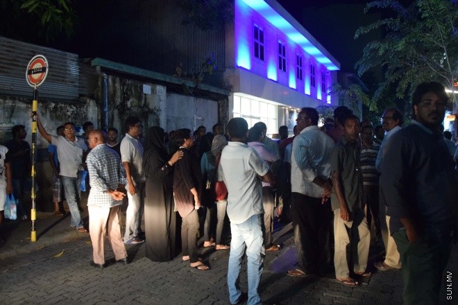 ފެބްރުއަރީ 16، 2016: އަދާލަތު ޕާޓީގެ ރައީސް ޝައިހު އިމްރާން އަބްދުﷲގެ މައްޗަށް ދައުލަތުން އުފުއްލާފައިވާ ޓެރަރިޒަމްގެ ދައުވާ ސާބިތުވެ، 12 އަހަރަށް ޖަލަށް ލުމަށް ކްރިމިނަލް ކޯޓުން ހުކުމްކުރުން -- ސަން ފޮޓޯ/ ފަޔާޒު މޫސާ