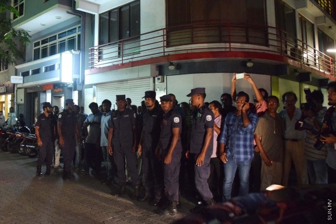 ފެބްރުއަރީ 16، 2016: އަދާލަތު ޕާޓީގެ ރައީސް ޝައިހު އިމްރާން އަބްދުﷲގެ މައްޗަށް ދައުލަތުން އުފުއްލާފައިވާ ޓެރަރިޒަމްގެ ދައުވާ ސާބިތުވެ، 12 އަހަރަށް ޖަލަށް ލުމަށް ކްރިމިނަލް ކޯޓުން ހުކުމްކުރުން -- ސަން ފޮޓޯ/ ފަޔާޒު މޫސާ