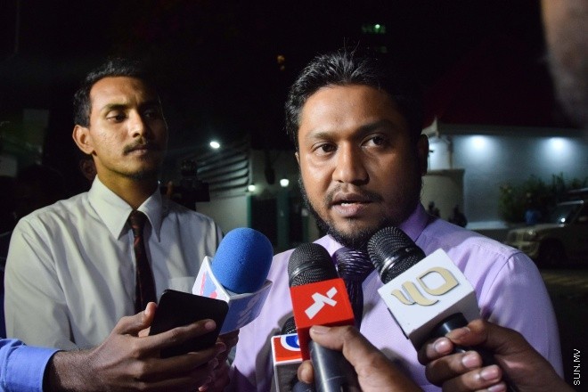 ފެބްރުއަރީ 16، 2016: އަދާލަތު ޕާޓީގެ ރައީސް ޝައިހު އިމްރާން އަބްދުﷲގެ މައްޗަށް ދައުލަތުން އުފުއްލާފައިވާ ޓެރަރިޒަމްގެ ދައުވާ ސާބިތުވެ، 12 އަހަރަށް ޖަލަށް ލުމަށް ކްރިމިނަލް ކޯޓުން ހުކުމްކުރުން -- ސަން ފޮޓޯ/ ފަޔާޒު މޫސާ