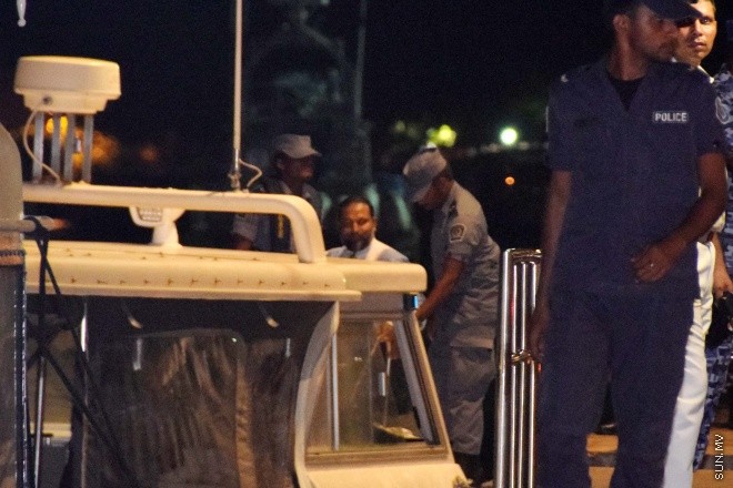 ފެބްރުއަރީ 16، 2016: އަދާލަތު ޕާޓީގެ ރައީސް ޝައިހު އިމްރާން އަބްދުﷲގެ މައްޗަށް ދައުލަތުން އުފުއްލާފައިވާ ޓެރަރިޒަމްގެ ދައުވާ ސާބިތުވެ، 12 އަހަރަށް ޖަލަށް ލުމަށް ކްރިމިނަލް ކޯޓުން ހުކުމްކުރުން -- ސަން ފޮޓޯ/ ފަޔާޒު މޫސާ