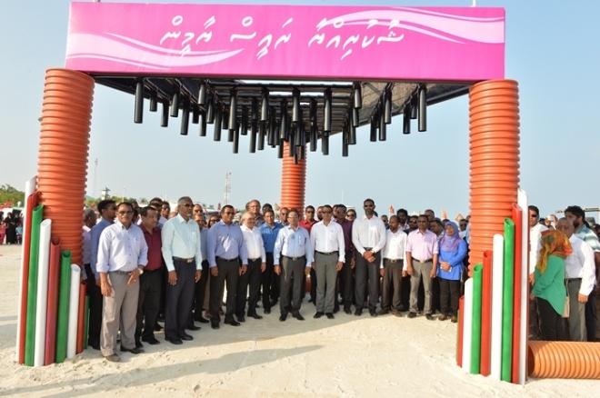 ފެބްރުއަރީ 15، 2016: ތިނަދޫގައި ނަރުދަމާގެ ޚިދުމަތް ފެށުމާއި، ގޮނޑުދޮށް ޙިމާޔަތްކުރުމުގެ މަޝްރޫޢު ނިންމުން ފާހަގަކުރުމާއި، ބަނދަރު ހުޅުއްވައިދެއްވުމުގެ ރަސްމިއްޔާތުގެ ތެރެއިން--ފޮޓޯ: ރައީސް އޮފީސް