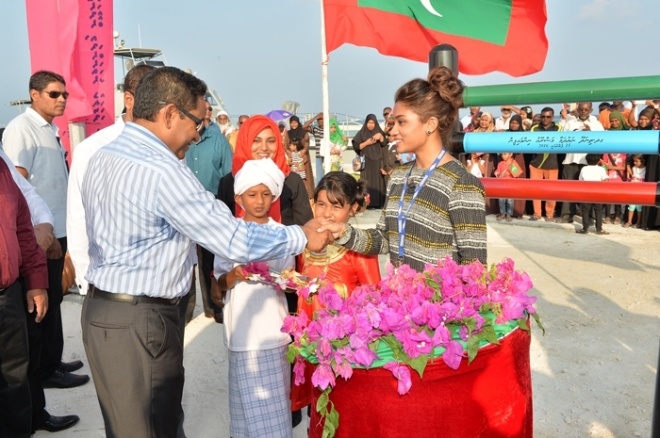 ފެބްރުއަރީ 15، 2016: ތިނަދޫގައި ނަރުދަމާގެ ޚިދުމަތް ފެށުމާއި، ގޮނޑުދޮށް ޙިމާޔަތްކުރުމުގެ މަޝްރޫޢު ނިންމުން ފާހަގަކުރުމާއި، ބަނދަރު ހުޅުއްވައިދެއްވުމުގެ ރަސްމިއްޔާތުގެ ތެރެއިން--ފޮޓޯ: ރައީސް އޮފީސް