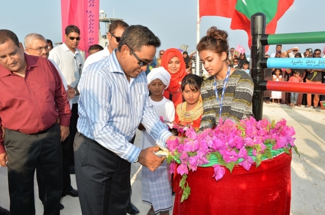 ފެބްރުއަރީ 15، 2016: ތިނަދޫގައި ނަރުދަމާގެ ޚިދުމަތް ފެށުމާއި، ގޮނޑުދޮށް ޙިމާޔަތްކުރުމުގެ މަޝްރޫޢު ނިންމުން ފާހަގަކުރުމާއި، ބަނދަރު ހުޅުއްވައިދެއްވުމުގެ ރަސްމިއްޔާތުގެ ތެރެއިން--ފޮޓޯ: ރައީސް އޮފީސް