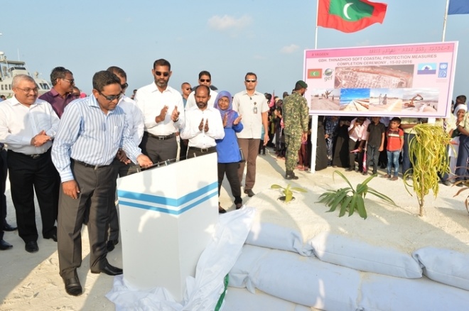 ފެބްރުއަރީ 15، 2016: ތިނަދޫގައި ނަރުދަމާގެ ޚިދުމަތް ފެށުމާއި، ގޮނޑުދޮށް ޙިމާޔަތްކުރުމުގެ މަޝްރޫޢު ނިންމުން ފާހަގަކުރުމާއި، ބަނދަރު ހުޅުއްވައިދެއްވުމުގެ ރަސްމިއްޔާތުގެ ތެރެއިން--ފޮޓޯ: ރައީސް އޮފީސް