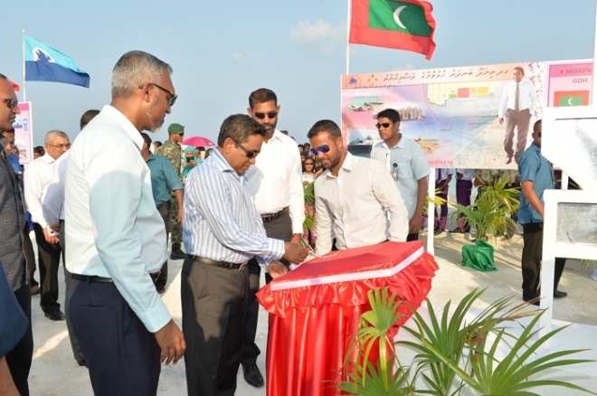 ފެބްރުއަރީ 15، 2016: ތިނަދޫގައި ނަރުދަމާގެ ޚިދުމަތް ފެށުމާއި، ގޮނޑުދޮށް ޙިމާޔަތްކުރުމުގެ މަޝްރޫޢު ނިންމުން ފާހަގަކުރުމާއި، ބަނދަރު ހުޅުއްވައިދެއްވުމުގެ ރަސްމިއްޔާތުގެ ތެރެއިން--ފޮޓޯ: ރައީސް އޮފީސް