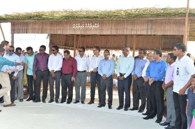 ފެބްރުއަރީ 15، 2016: ތިނަދޫގައި ނަރުދަމާގެ ޚިދުމަތް ފެށުމާއި، ގޮނޑުދޮށް ޙިމާޔަތްކުރުމުގެ މަޝްރޫޢު ނިންމުން ފާހަގަކުރުމާއި، ބަނދަރު ހުޅުއްވައިދެއްވުމުގެ ރަސްމިއްޔާތުގެ ތެރެއިން--ފޮޓޯ: ރައީސް އޮފީސް