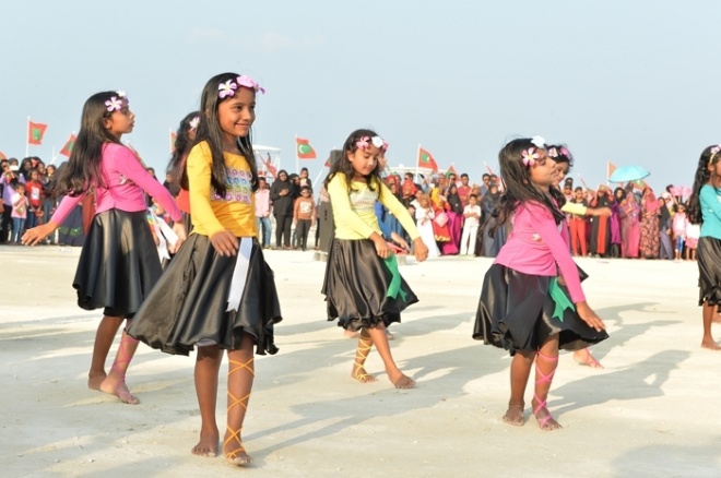 ފެބްރުއަރީ 15، 2016: ތިނަދޫގައި ނަރުދަމާގެ ޚިދުމަތް ފެށުމާއި، ގޮނޑުދޮށް ޙިމާޔަތްކުރުމުގެ މަޝްރޫޢު ނިންމުން ފާހަގަކުރުމާއި، ބަނދަރު ހުޅުއްވައިދެއްވުމުގެ ރަސްމިއްޔާތުގެ ތެރެއިން--ފޮޓޯ: ރައީސް އޮފީސް
