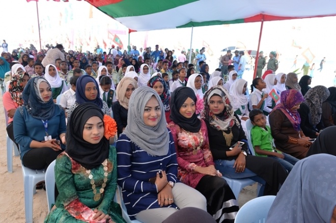 ފެބްރުއަރީ 15، 2016: ތިނަދޫގައި ނަރުދަމާގެ ޚިދުމަތް ފެށުމާއި، ގޮނޑުދޮށް ޙިމާޔަތްކުރުމުގެ މަޝްރޫޢު ނިންމުން ފާހަގަކުރުމާއި، ބަނދަރު ހުޅުއްވައިދެއްވުމުގެ ރަސްމިއްޔާތުގެ ތެރެއިން--ފޮޓޯ: ރައީސް އޮފީސް
