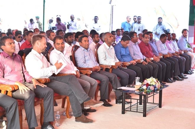 ފެބްރުއަރީ 15، 2016: ތިނަދޫގައި ނަރުދަމާގެ ޚިދުމަތް ފެށުމާއި، ގޮނޑުދޮށް ޙިމާޔަތްކުރުމުގެ މަޝްރޫޢު ނިންމުން ފާހަގަކުރުމާއި، ބަނދަރު ހުޅުއްވައިދެއްވުމުގެ ރަސްމިއްޔާތުގެ ތެރެއިން--ފޮޓޯ: ރައީސް އޮފީސް